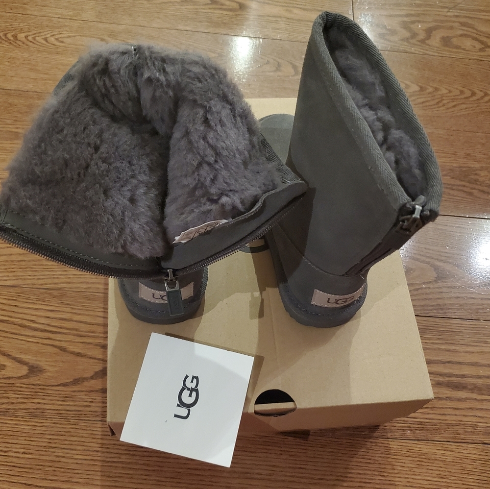 UGG - Picture 3 of 8